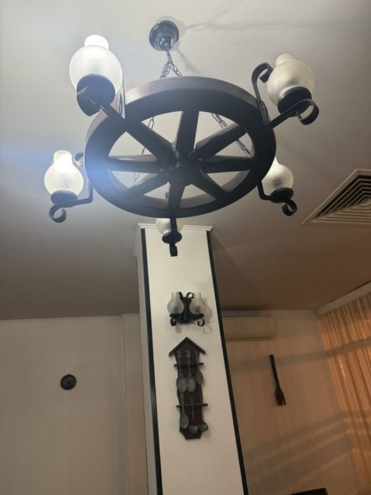 Mese , scaune , candelabre rustice , decoratiuni restaurant , semineu