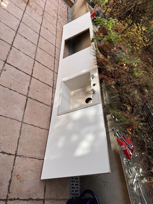 Кухненески плот с  композитна мивка