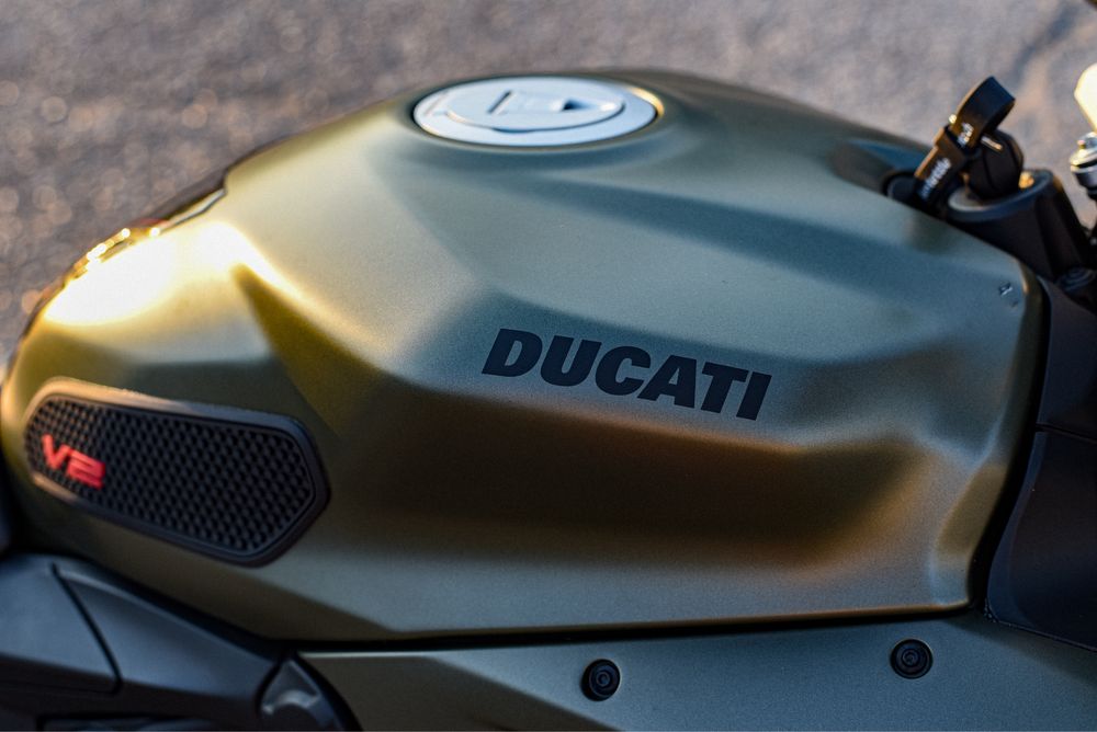 Ducati streetfighter v2 stormgreen  2023