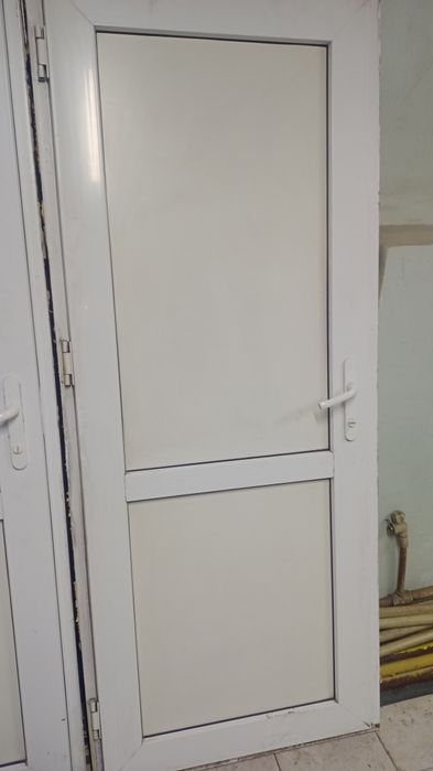 Продам двери пластиковые/деревянные