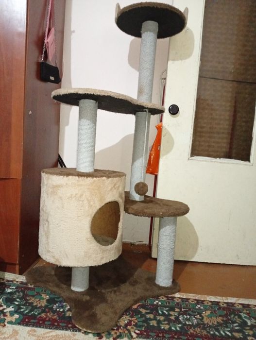 Домик для кошек 3 этажный. Когтеточка. 350000 сум