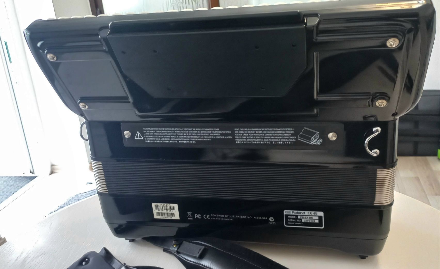 Ofer Garanție Notariala Doi Ani. Acordeon Roland fr 8x.ca si Nou .