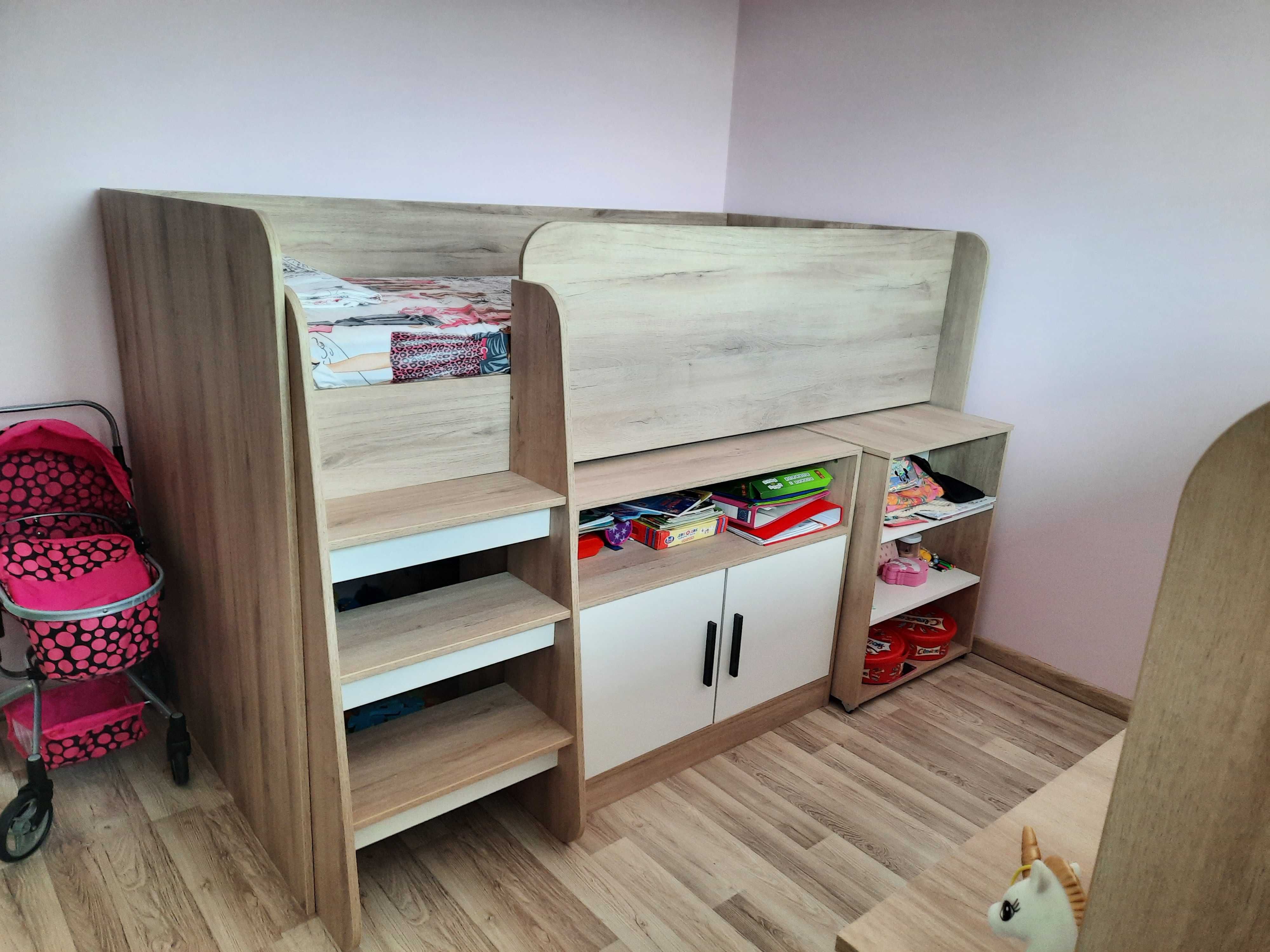 Високо легло с бюро и шкаф