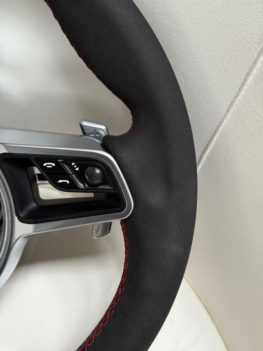 Оригинален мултифункционален Porsche волан претапициран с алкантара.