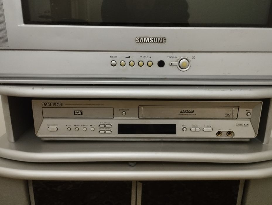 Продается музыкальный центр, телевизор, двд и косета, подставка