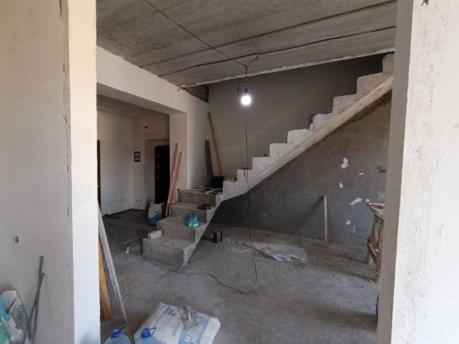 Sergeli 3.Umumiy maydoni 209 kv.m. honadonni sotaman.Dupleks:7-8kavat.