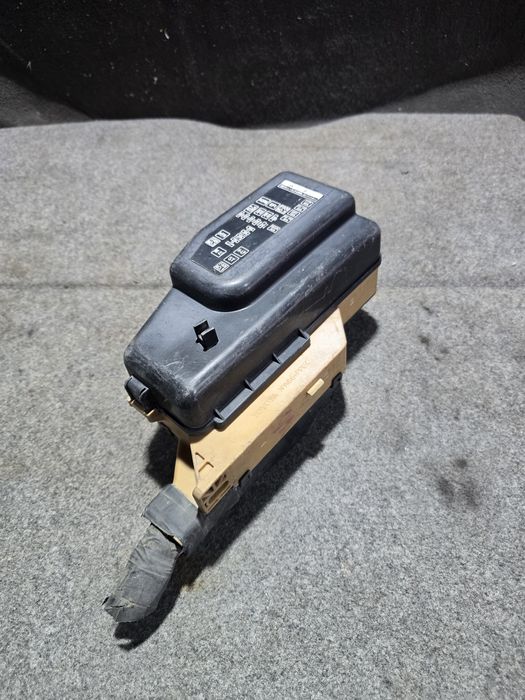 Блок предохранителей Под капотом Тойота Раум Toyota Raum