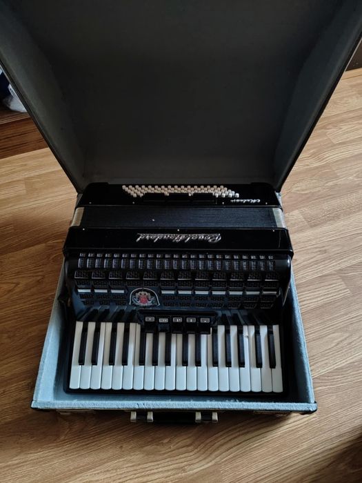 Акордеон Роял Стандарт с куфар . Отлично състояние!