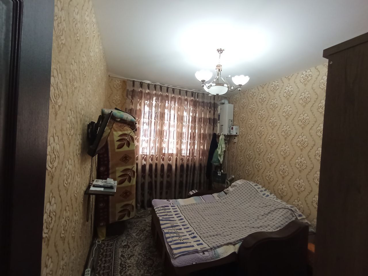 Qorasuv 6 Avayhon mahallada 2/3/3 uy srochna sotiladi ,yevro remont