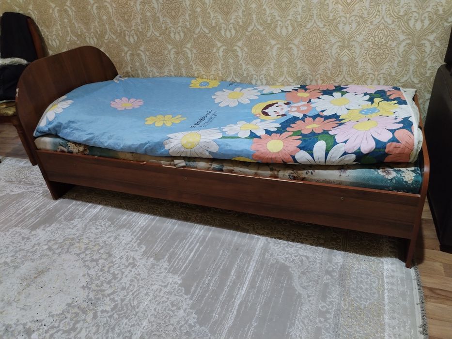 Кровать деревянная