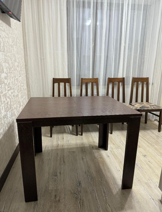 Продаем деревянный стол с стулями