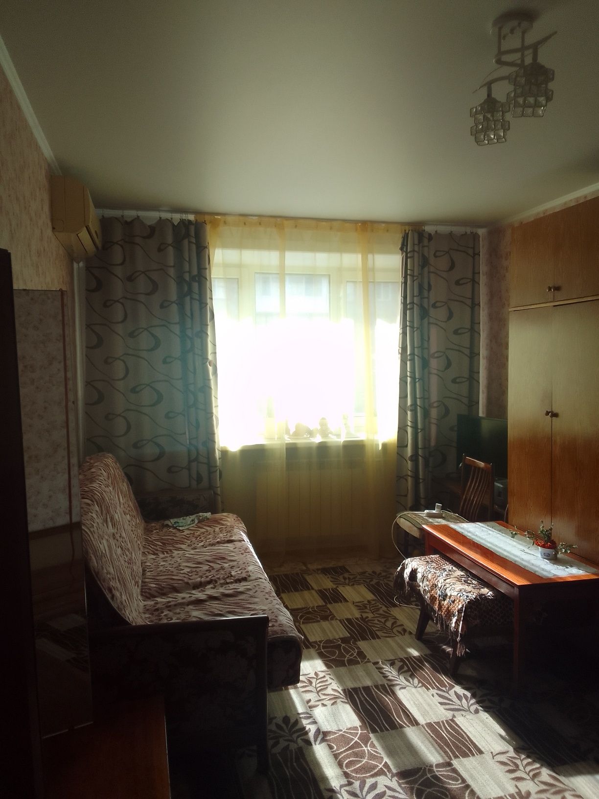 СРОЧНО  1- комн. кв. в центре (колхозный рынок, 1 школа ) 2 этаж из 5