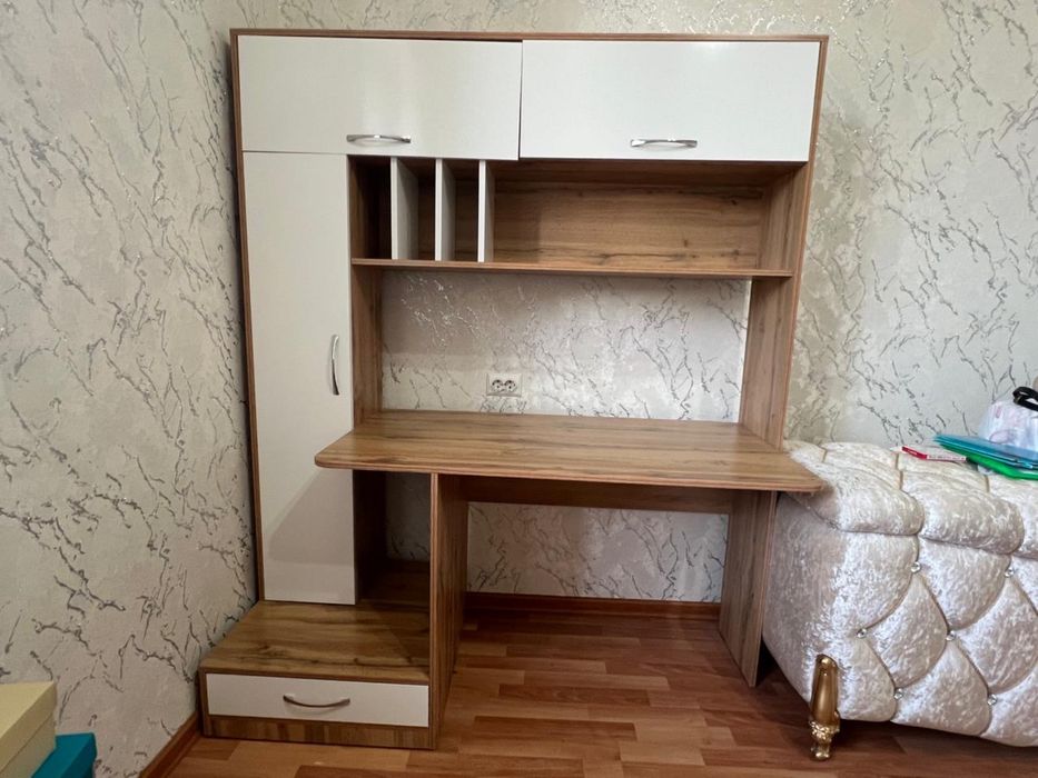 Продается компьютерный стол в хорошем состоянии.