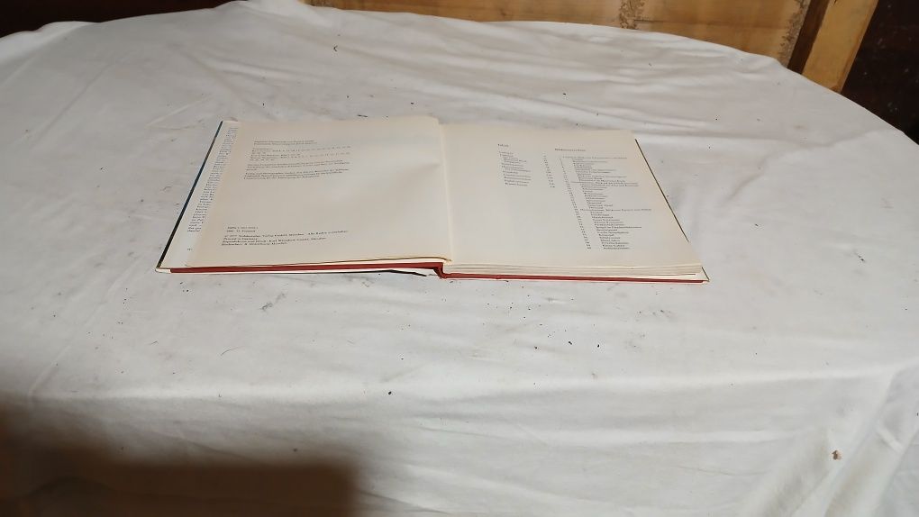 Книга с замък на руски