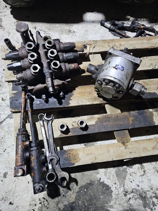 Cilindrii,  distribuitor,  pompa turola , brate cu semiluna ifron