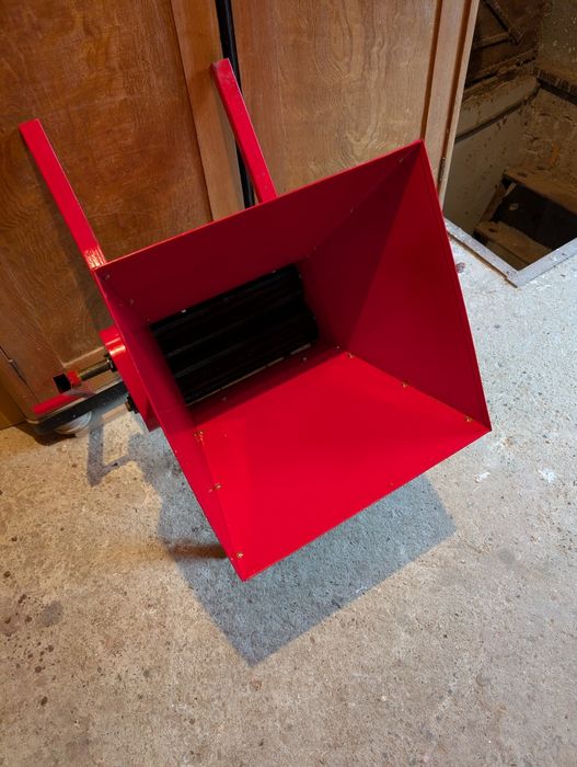 Vând zdrobitoare de struguri noua