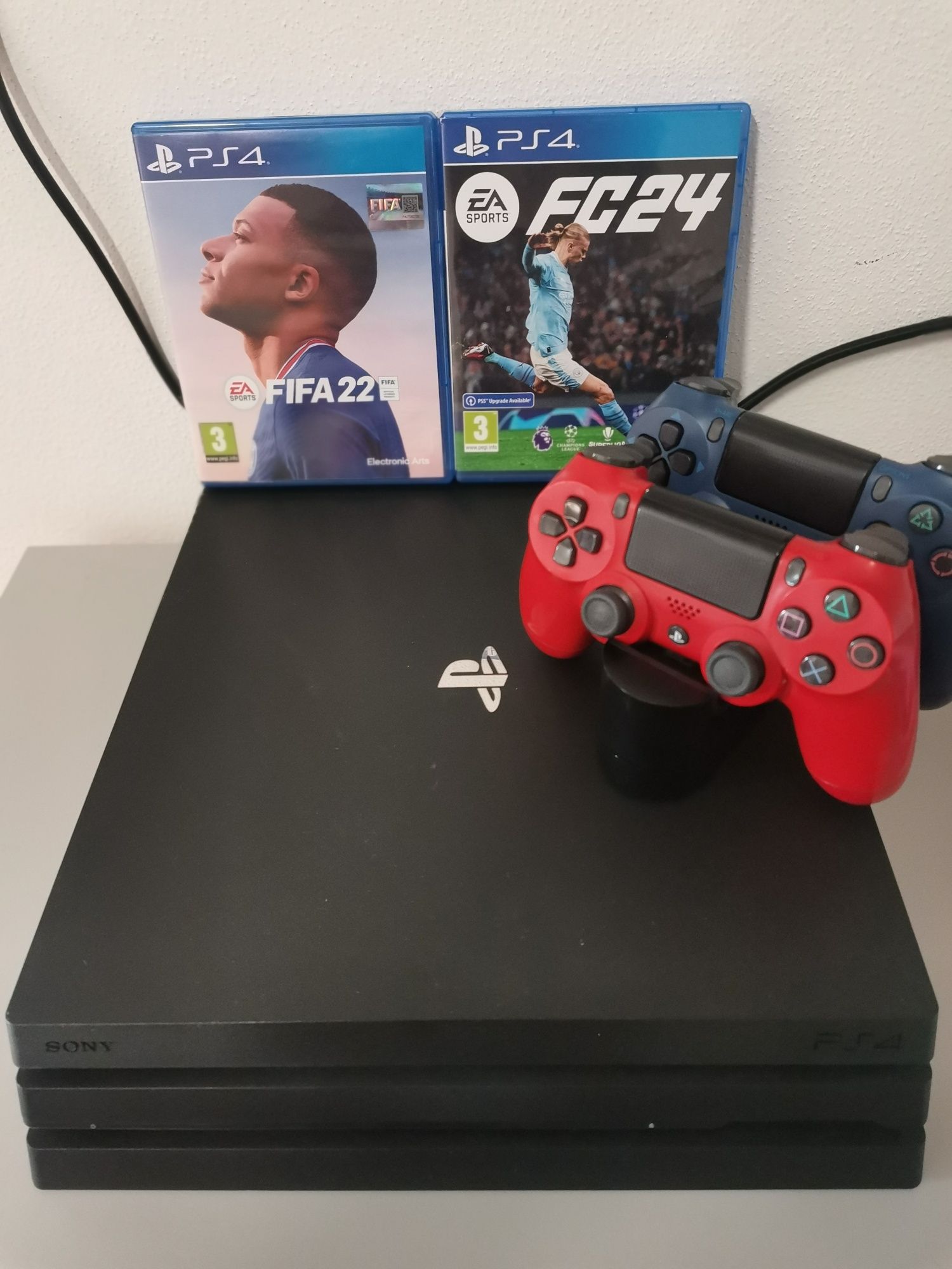 Vând PlayStation 4 PRO