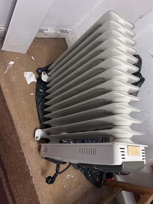 Vând un radiator și tot din poze