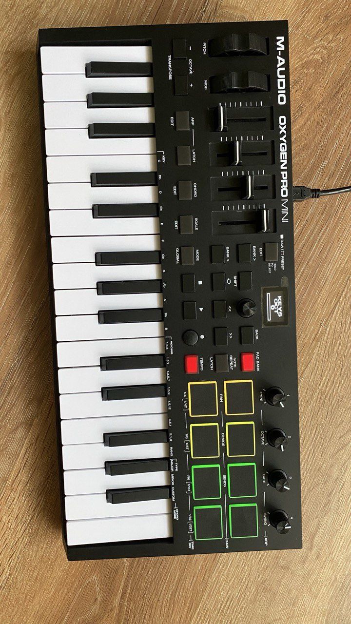 Продается MIDI-клавиатура M-Audio Oxygen Pro Mini