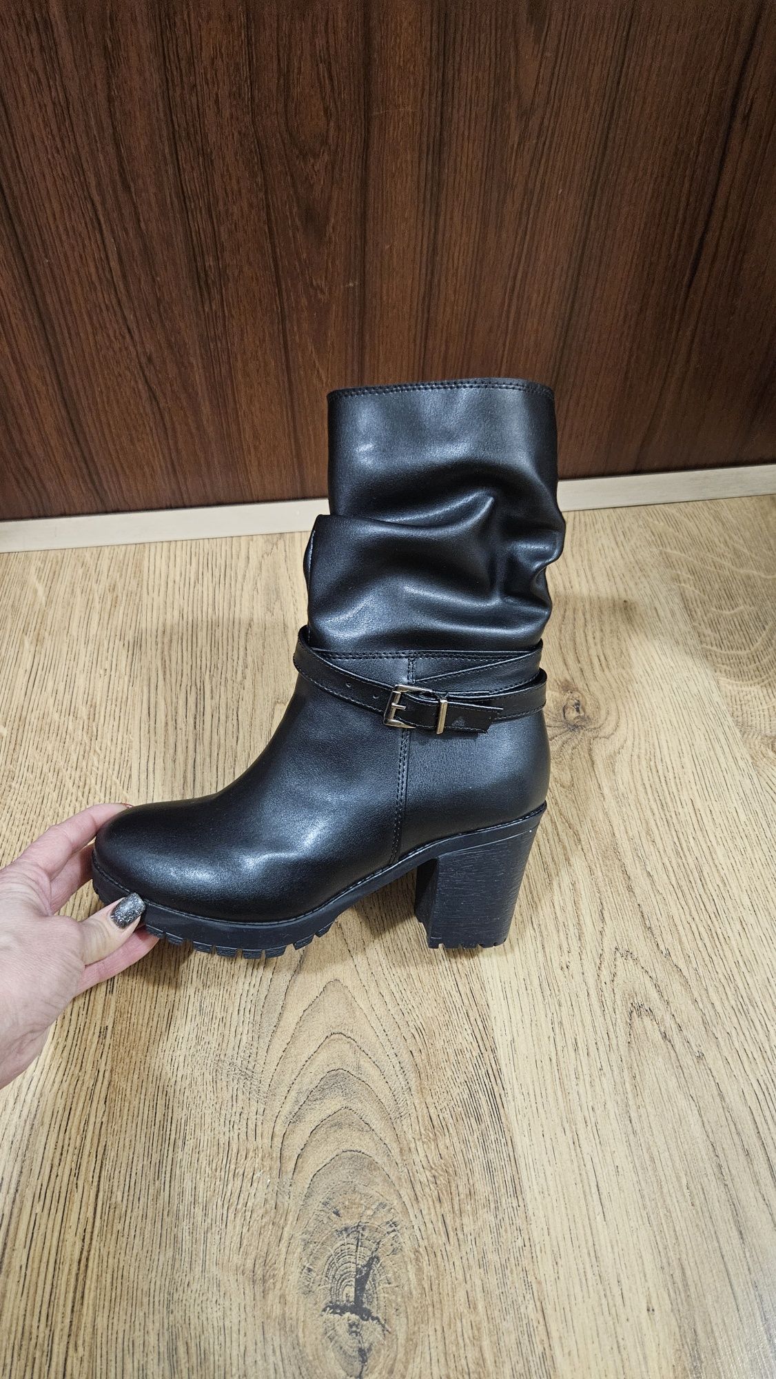 Дамски черни боти