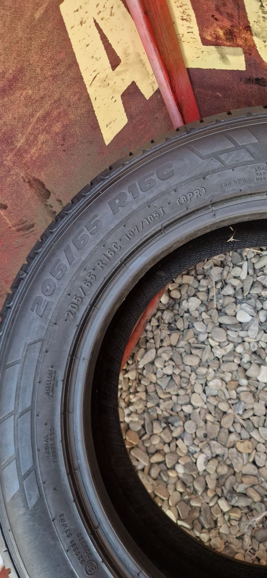 2 Anvelope ca noi Pirelli 205 65 R16C de vara . Dot 2023