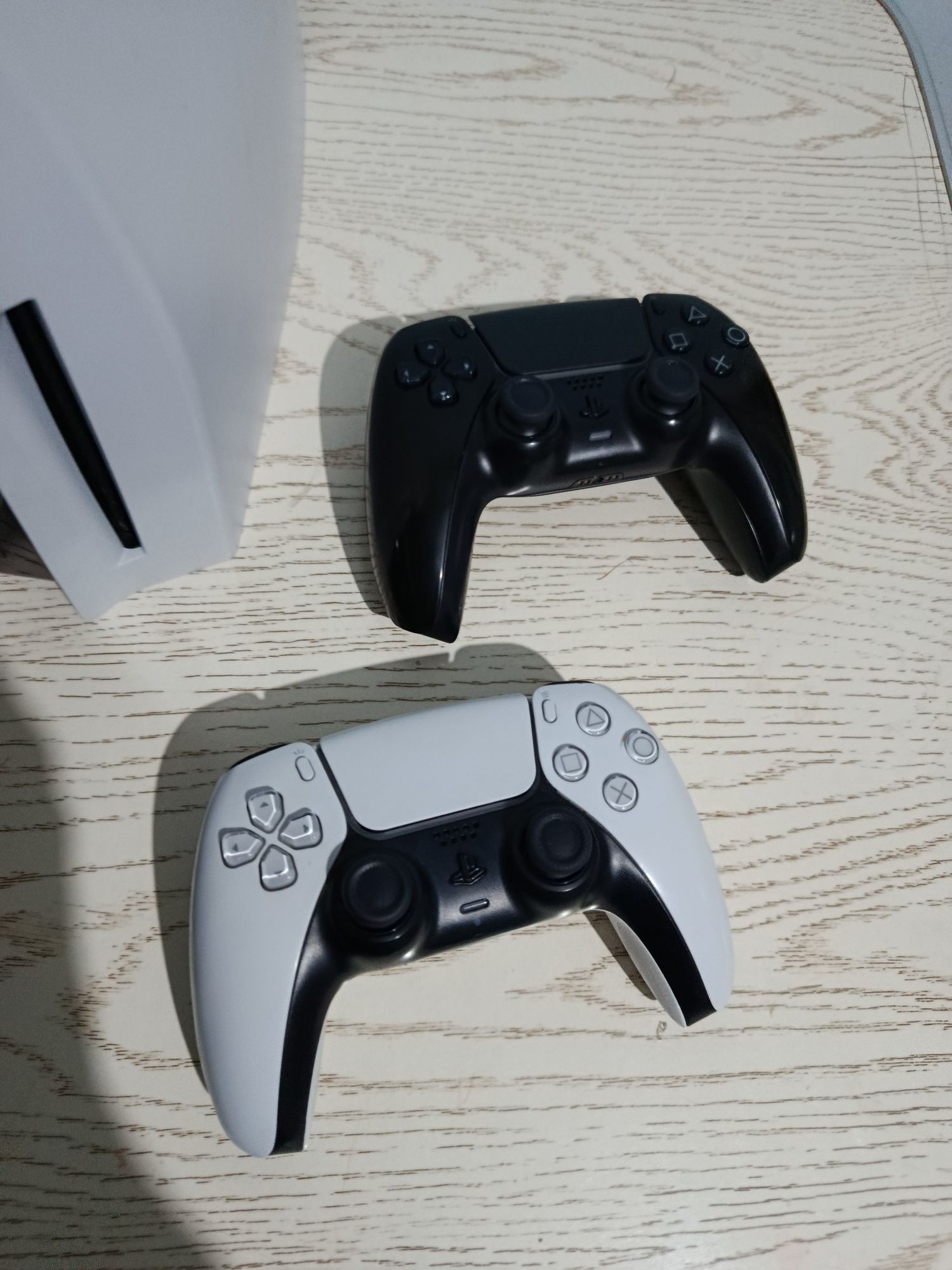 Playstation 5 + 2та джойстик + 10та топ уйни бор
