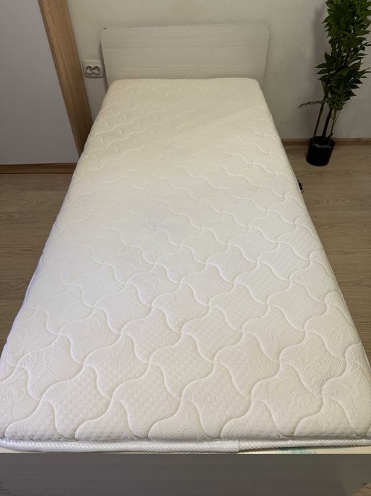 Кровать IKEA односпальная с матрасом