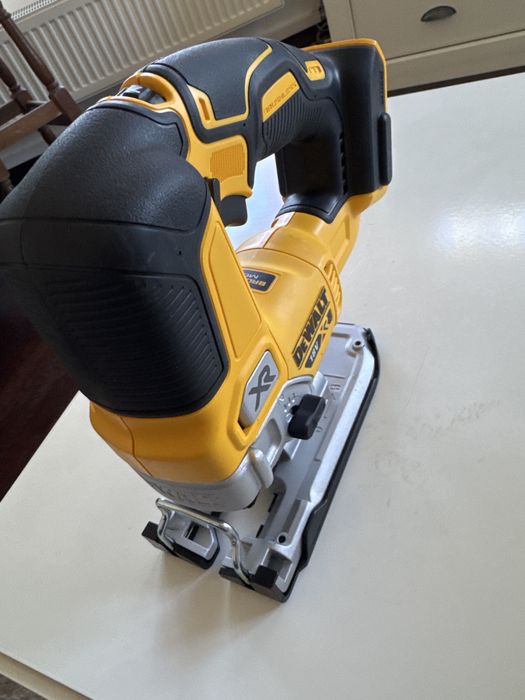 Fierăstrău pendular Dewalt DCS334