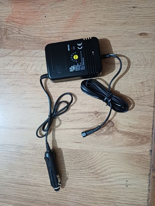 Incarcator alimentator auto reglabil 1,5 - 12v in stare foarte buna