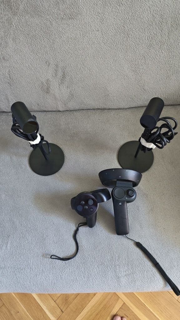 VR очила HTC + oculus контролер и сензори