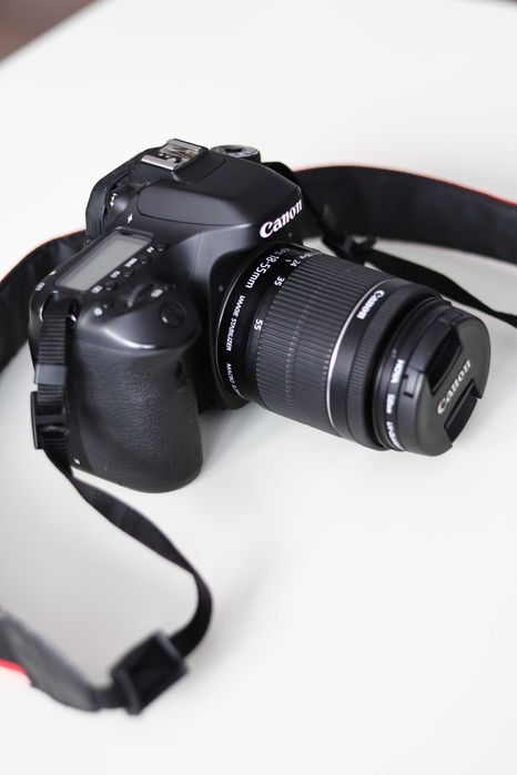 Aparat foto Canon 80D cu obiectiv 18-55mm