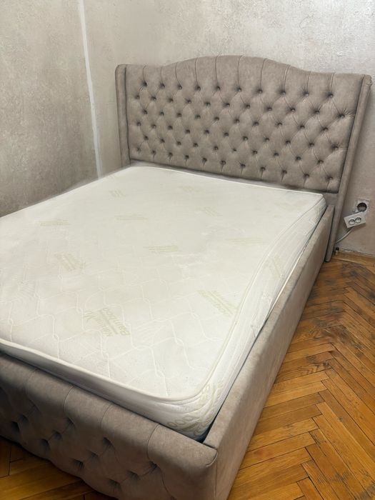 Pat tapitat cu somniera si loc de depozitare plus saltea