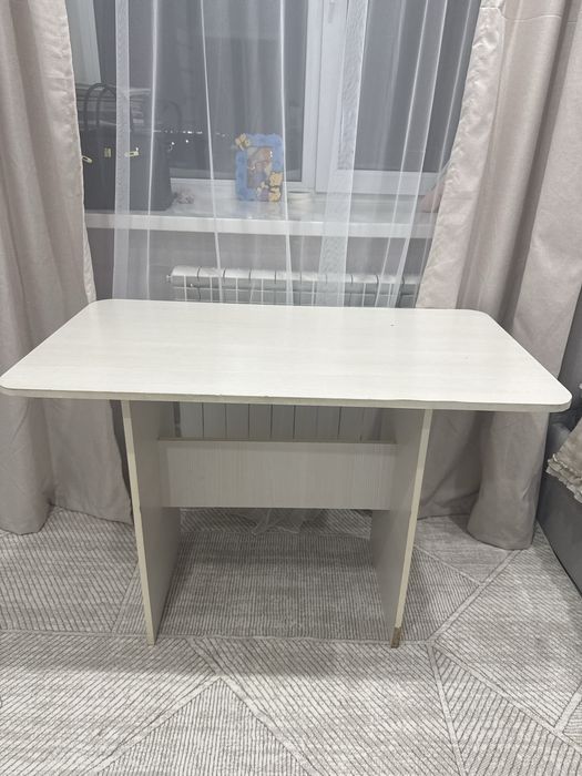 Продаю светло бежевый стол