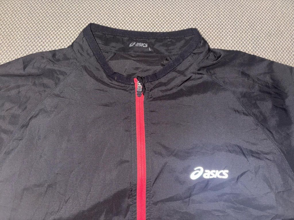 Дамска ветровка на Asics