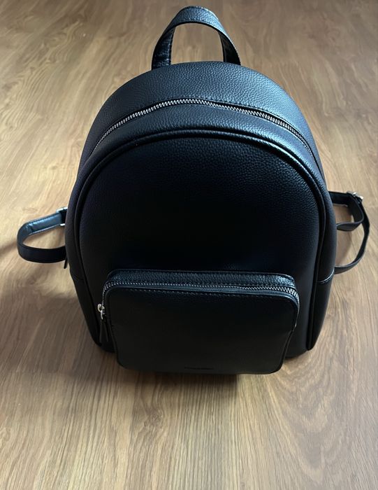 Продавам дамска кожена раница Pull&Bear