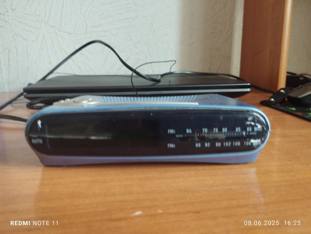Радиоприёмник и часы Vitek