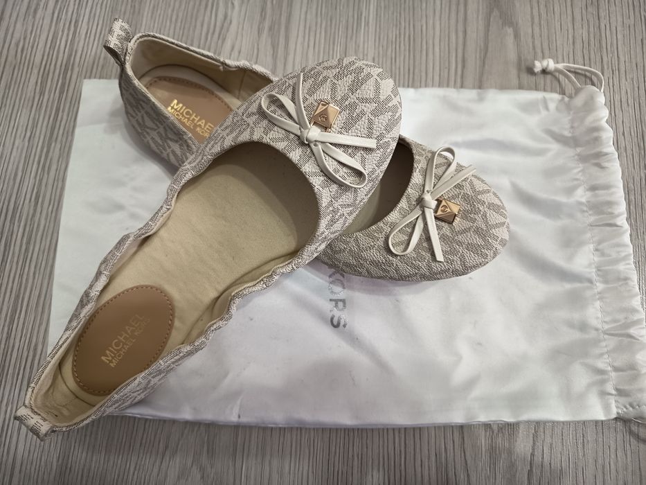 Vând balerinii Michael Kors originali noi.