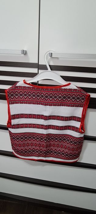 Vând set fustă-vestă fetițe.