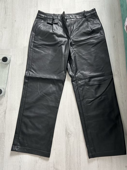 Pantaloni negri de piele