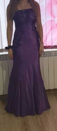 Бална рокля в лилаво