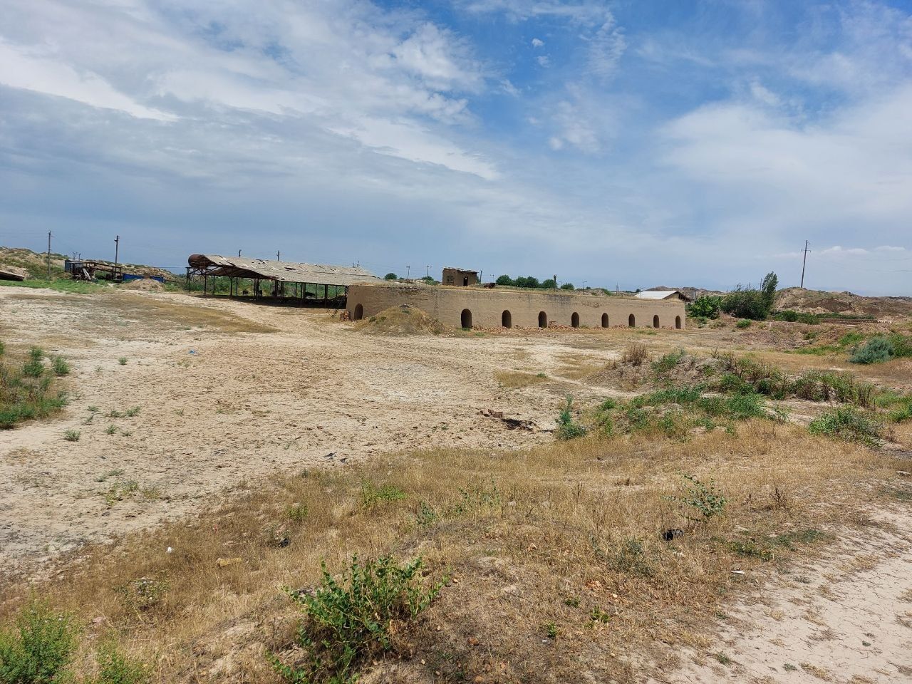 Продается земля 5,2гектар  кирпичный зв городе Нурафшан. Ориентир Ровд