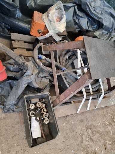Masină de gaurit portabila prin ștanțare