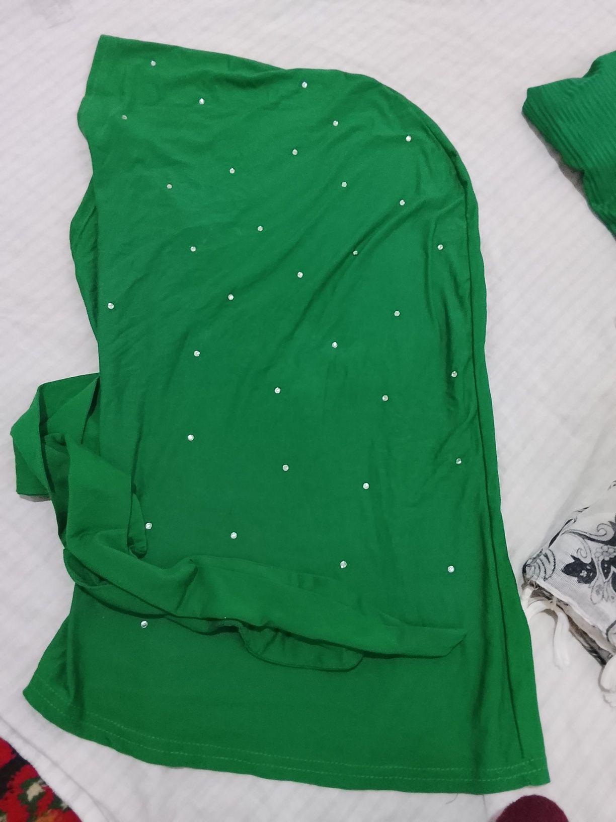 Roʻmol hijab ichindan giyiladoni sotiladi