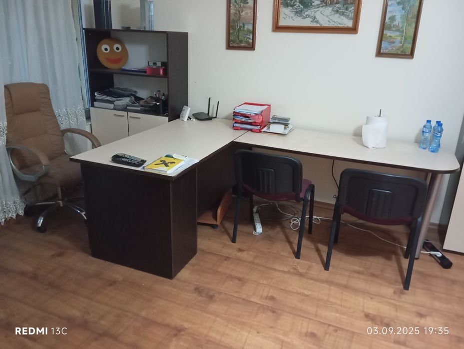Офис бюро и заседателна маса към него