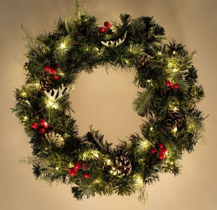 Коледен декоративен венец с шишарки, горски плодове и LED лампички