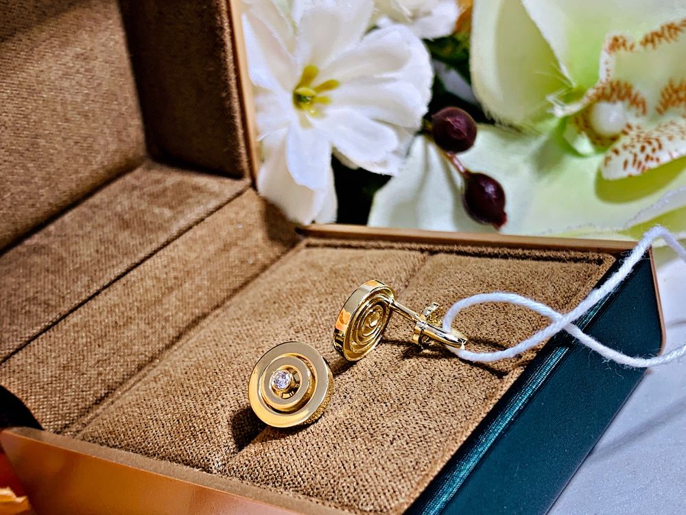 Стильные золотые серьги с бриллиантами Chopard