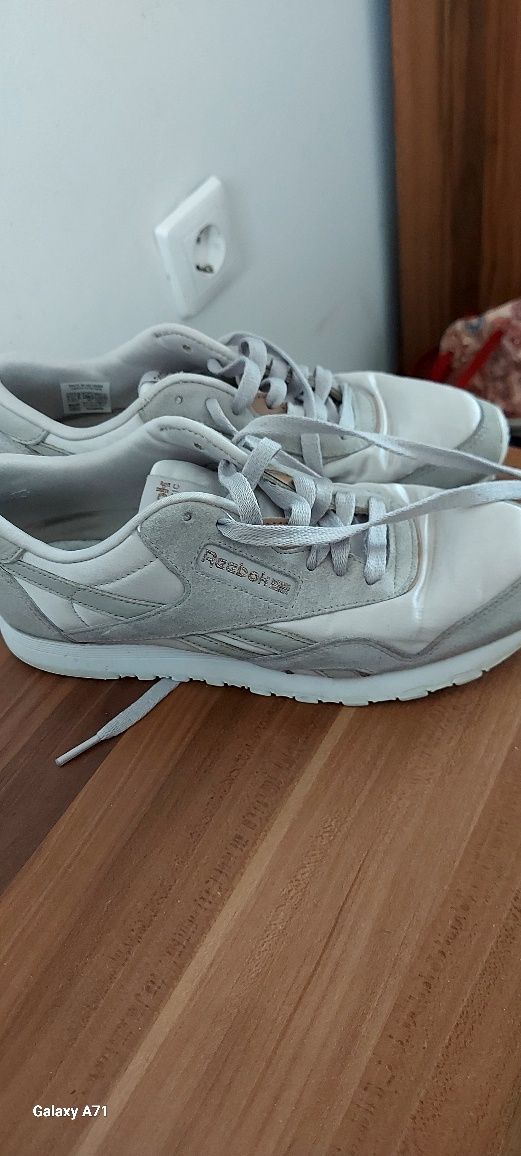 Дамски маратонки Reebok,без забележки.