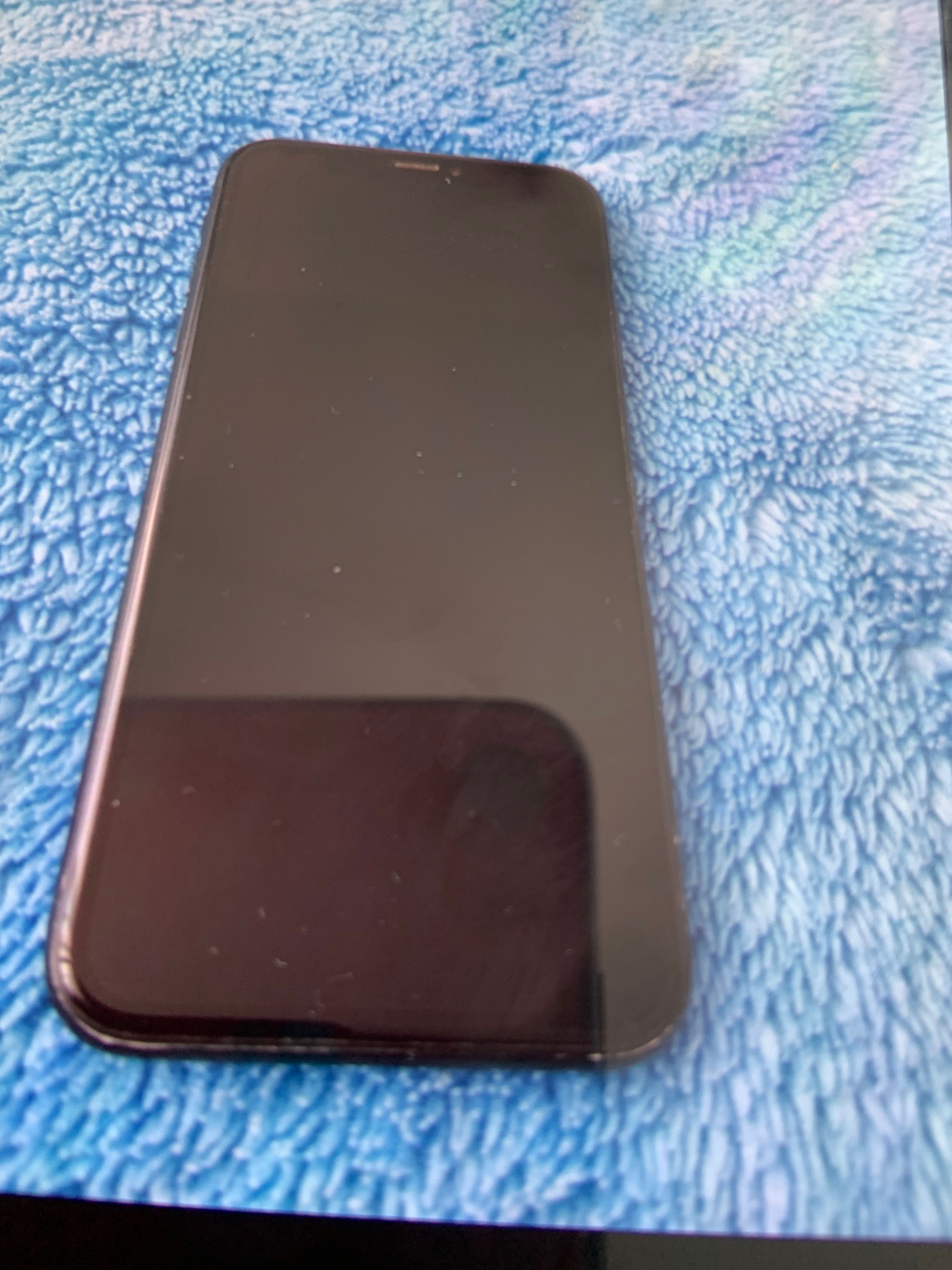 Vand iphone xr pentru piese,display bun, bateria 87%