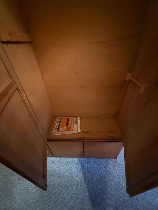 Двукрилен гардероб с надстройка