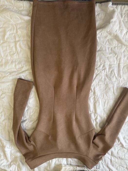 Красивое платье бархатное с открытыми плечами